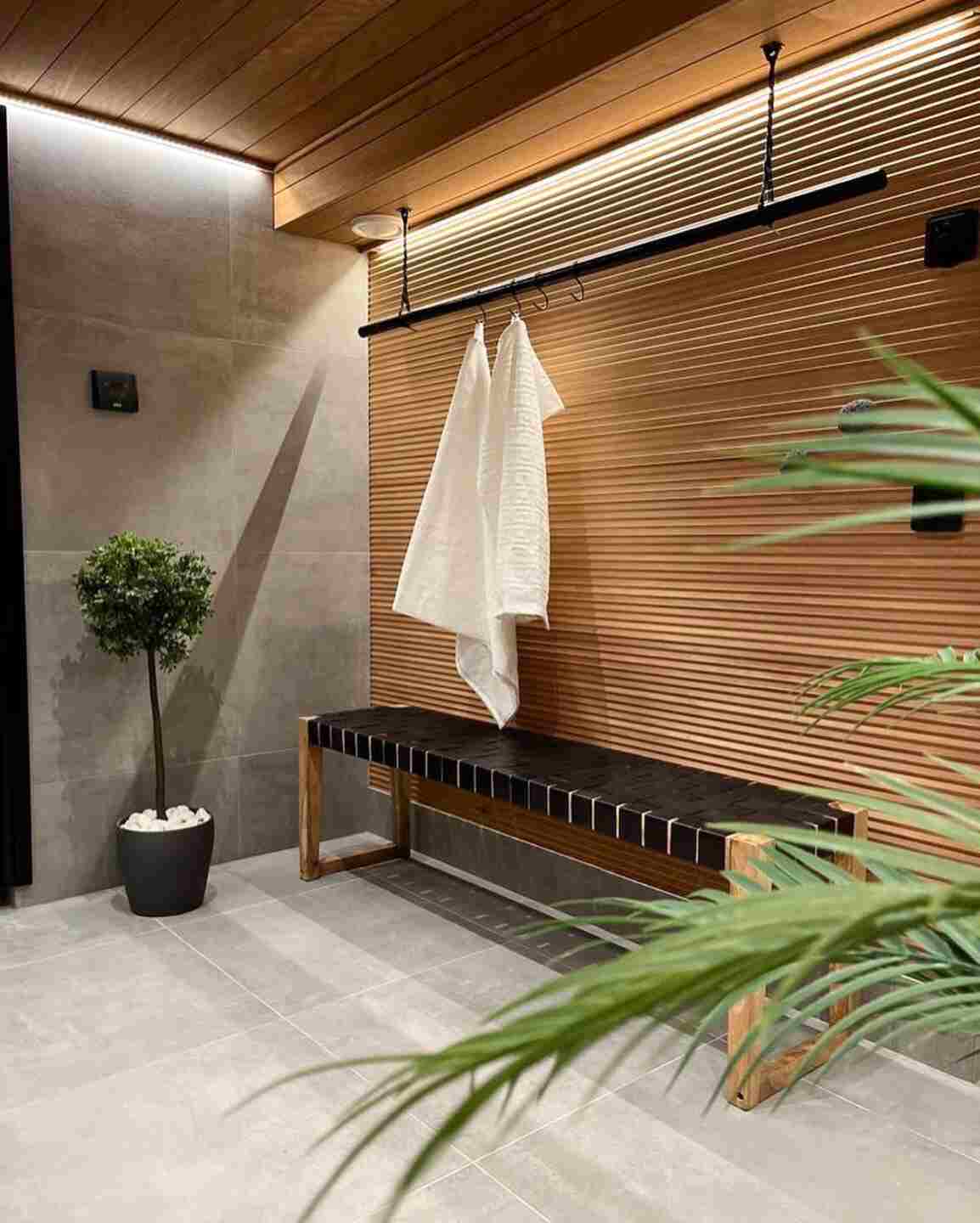 Spa -tunnelmaa kylpyhuoneeseen. Kaunis penkki ja katosta roikkuva pyyhetanko stailaavat tilaa spa -tunnelmaan.